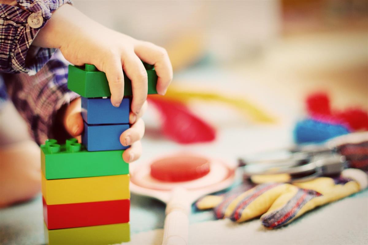 Et barn leker med legoklosser. - Klikk for stort bilde